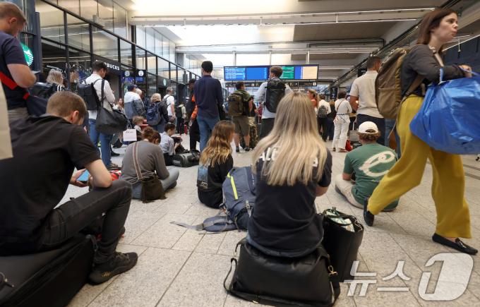 2024 파리 올림픽 개회식을 앞둔 파리에 고속철도 방화와 공항 폭탄 경보 등 사건사고가 이어지고 있는 26일 오후(한국시간) 프랑스 파리 몽파르나스역 철도 승강장에서 파리 시민들이 열차를 하염없이 기다리고 있다. 2024.7.26/뉴스1 ⓒ News1 박정호 기자