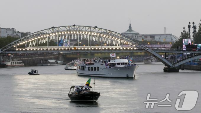 [사진] 2024 파리올림픽 개회식 '대한민국 입장'