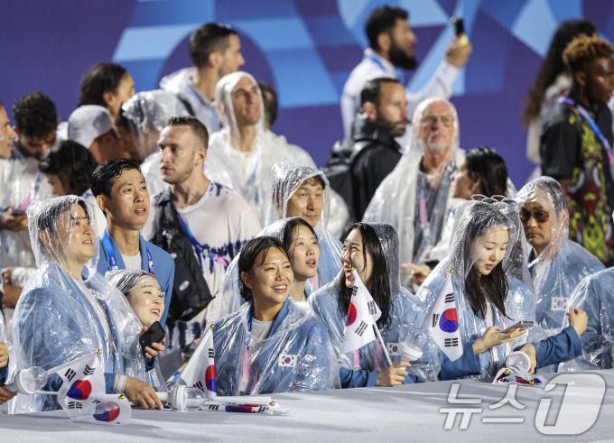 [사진] 대한민국 선수단 '우중 올림픽 개회식은 즐거워'
