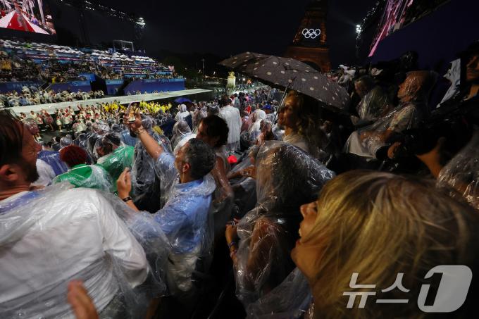 [사진] 2024 파리올림픽 개회식 '우산은 필수'