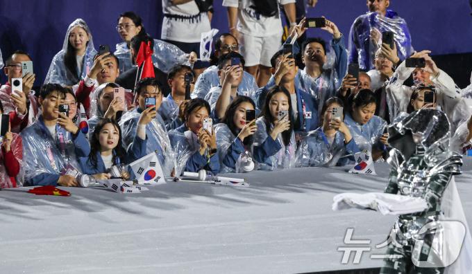[사진] 여성기사 바라보는 대한민국 선수단
