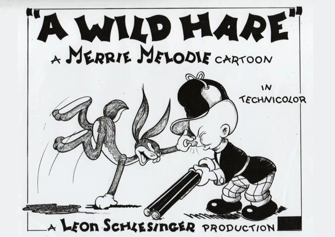 벅스 버니의 데뷔작 'A Wild Hare' Lobby Card. (출처: Warner Bros. Cartoons (formerly known as Leon Schlesinger Productions from 1933 until 1944), Wikimedia Commons, Public Domain)