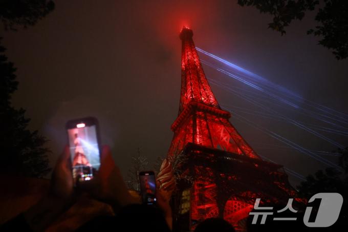 [사진] '2024 파리 올림픽 개회' 불 밝힌 에펠탑
