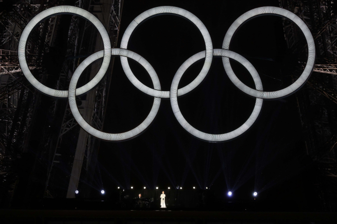 2024 파리하계올림픽이 27일 오전(한국시각) 파리 센강 일대에서 화려하게 펼쳐졌다. 사진은 셀린 디옹이 공연하는 모습. /사진=뉴시스