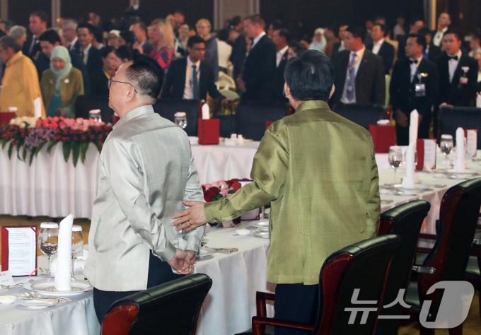26일(현지시간) 라오스 비엔티안 내셔널컨벤션센터(NCC)에서 열린 제57차 아세안(ASEAN) 외교장관회의 갈라 만찬에서 조태열 외교부 장관이 리영철 주라오스 북한 대사에게 다가가 말을 걸자 리 대사가 고개조차 돌아보지 않은 채 모르쇠로 일관하고 있다. 2024.7.26/뉴스1 ⓒ News1 오대일 기자