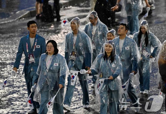 [사진] 트로카데로광장으로 향하는 대한민국 선수들