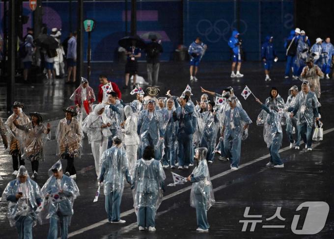 [사진] 빗 속의 개회식