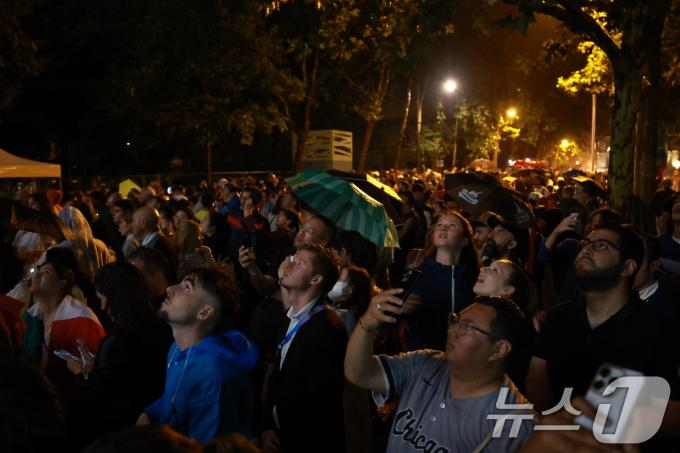 [사진] 개막식 에펠탑 바라보는 파리지앵들