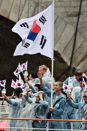 대한민국 올림픽 선수단의 기수 우상혁(오른쪽)과 김서영이 27일(한국시간) 프랑스 파리 센강 일대에서 열린 2024 파리올림픽 개회식에 참석하기 위해 배를 타고 퐁 샹쥬(PONT AU CHANGE) 아래를 통과하고 있다. (공동취재) 2024.7.27/뉴스1 ⓒ News1 이동해 기자