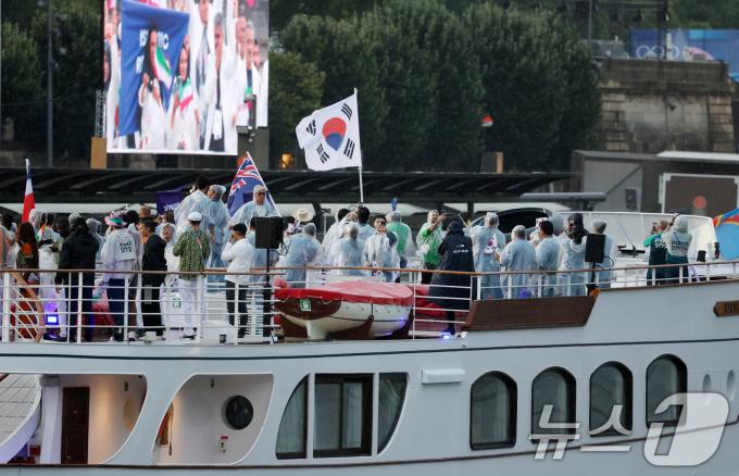 2024 파리 올림픽 개회식이 열린 27일(한국시간) 프랑스 파리 센강에서 대한민국 선수단을 태운 보트가 트로카데로 광장을 향해 수상 행진을 하고 있다. (공동취재) 2024.7.27/뉴스1 ⓒ News1 이동해 기자