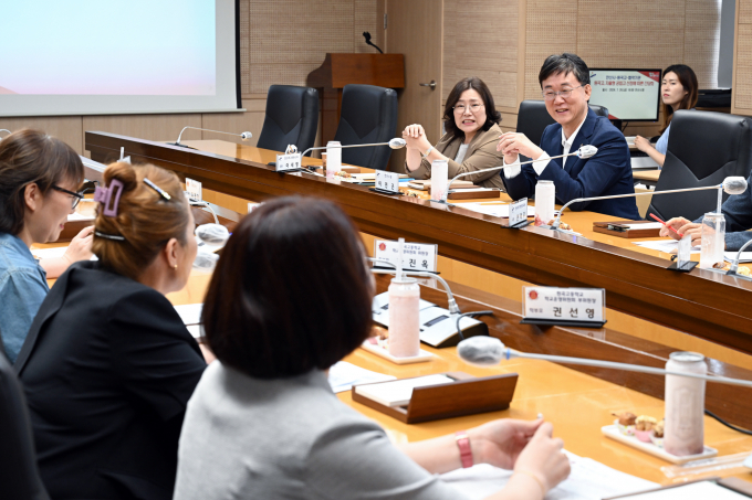 이민근 안산시장(맞은편 오른쪽)이 지난 26일 오후 시청 상황실에서 성공적인 맞춤형 교육모델 마련에 대한 상호 협력을 위해 '원곡고 자율형 공립고 선정에 따른 협약기관 간담회'를 개최하고 있다. / 사진제공=안산시