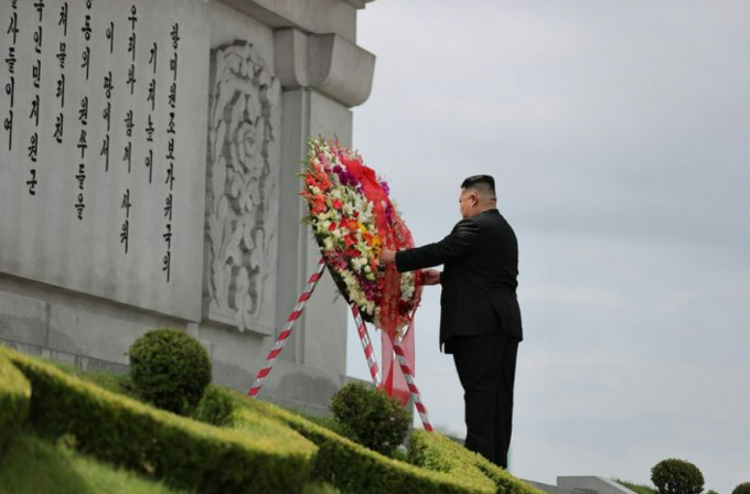 김정은 북한 국무위원장이 전승절 71주년을 기념해 우의탑을 참배했다. /사진=뉴스1(노동신문 캡처)