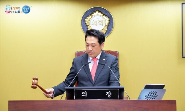 양평군의회 황선호 의장이 지난 26일 ‘제302회 임시회’를 열고 제9대 후반기 주민조례청구심사특별위원회 위원과 윤리특별위원회 위원을 선임하고 있다. / 사진제공=양평군의회