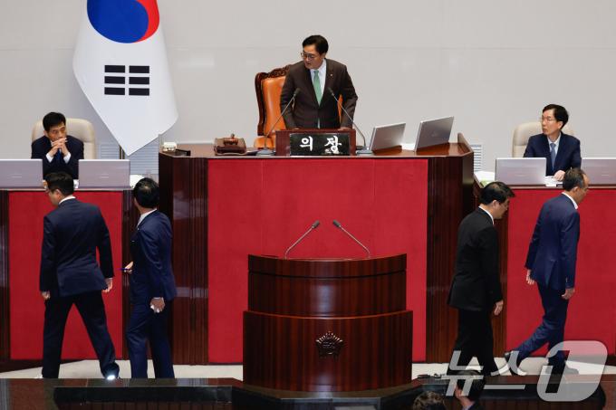 박찬대 더불어민주당 대표 직무대행 겸 원내대표(단상 앞 왼쪽부터), 박성준 원내수석부대표, 배준영 국민의힘 원내수석부대표, 추경호 원내대표가 25일 오후 서울 여의도 국회에서 열린 제416회국회(임시회) 제1차 본회의에서 우원식 국회의장에게 가 의사진행 관련 대화를 마친 뒤 자리로 향하고 있다. 2024.7.25/뉴스1 ⓒ News1 안은나 기자