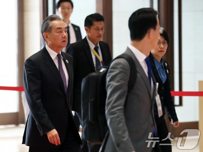 [사진] 아세안 회의장 들어서는 왕이 中 외교부장