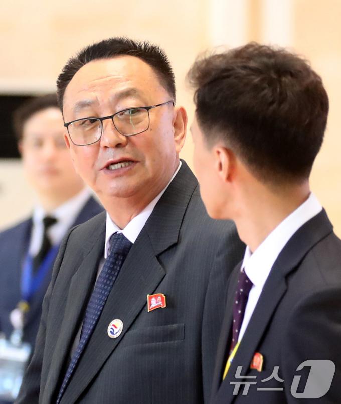 [사진] 회의장 떠나는 리영철 北 대사
