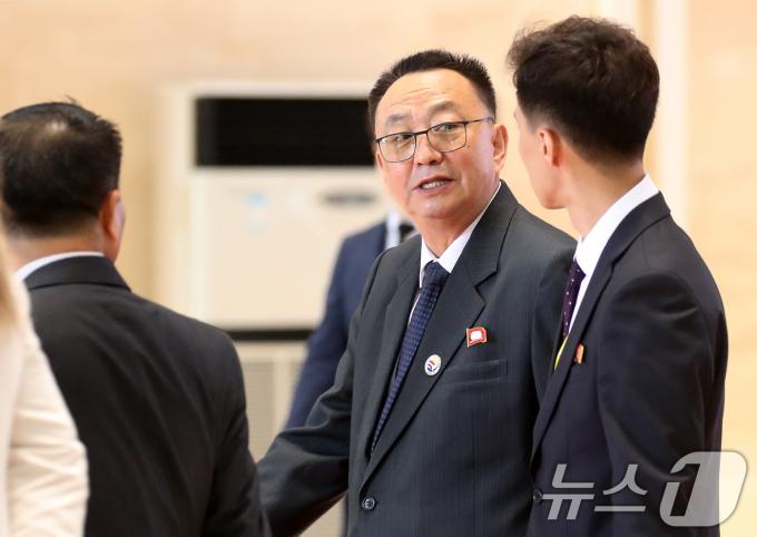 [사진] 관계자와 대화하는 리영철 北 대사