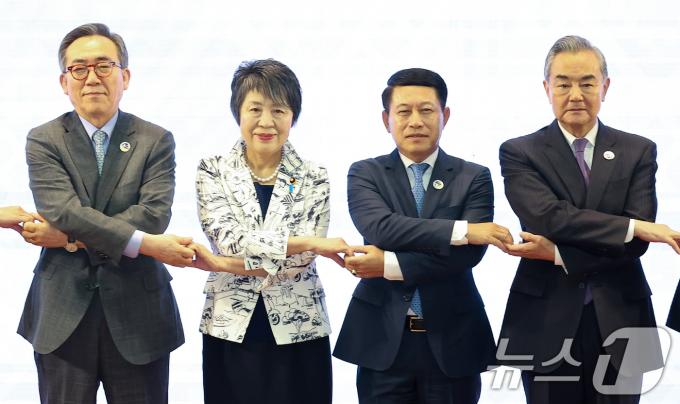 [사진] 기념촬영하는 조태열 외교장관