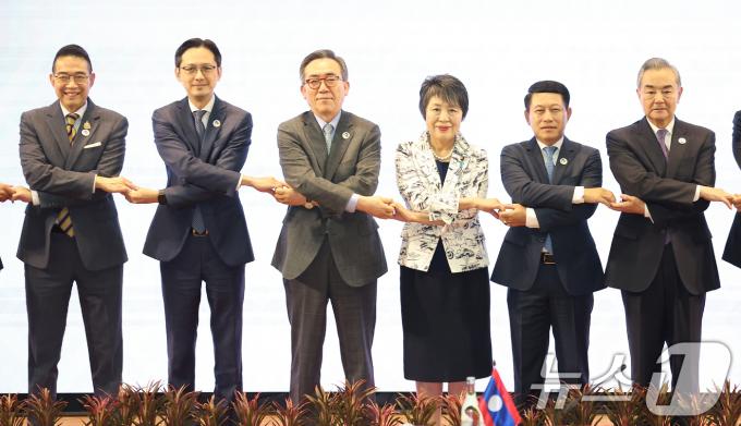 [사진] 손 맞잡은 아세안+3 외교장관