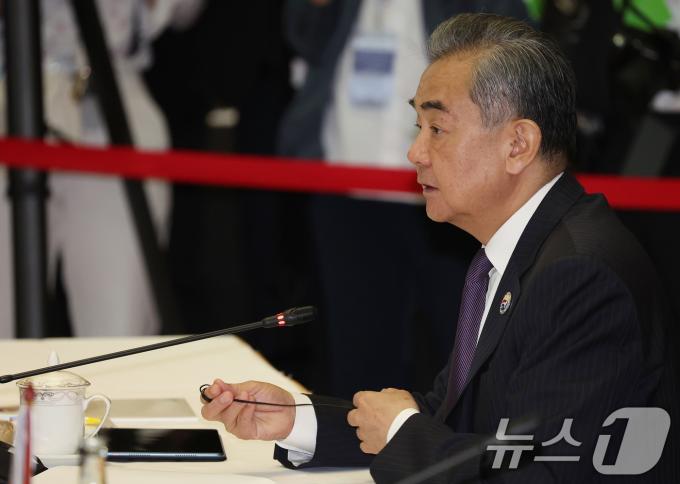 [사진] 아세안+3 회의 발언하는 왕이 中 외교부장