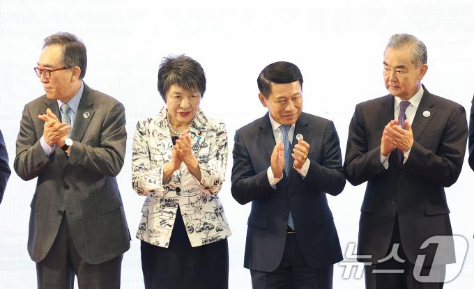 [사진] 손뼉치는 한중일-라오스 외교장관