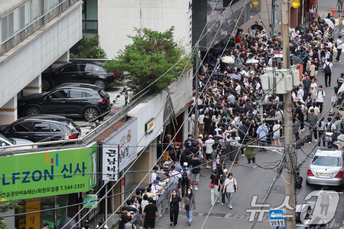 26일 오후 서울 강남구 티몬 신사옥 앞에서 '판매 대금 미정산 사태'로 피해를 입은 소비자들이 운집해 있다. 2024.7.26/뉴스1 ⓒ News1 민경석 기자