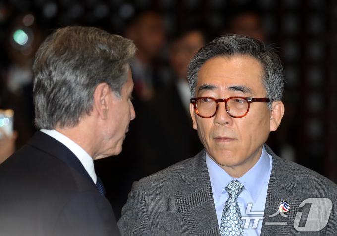 [사진] 대화 나누는 조태열 외교장관과 블링컨 미 국무장관