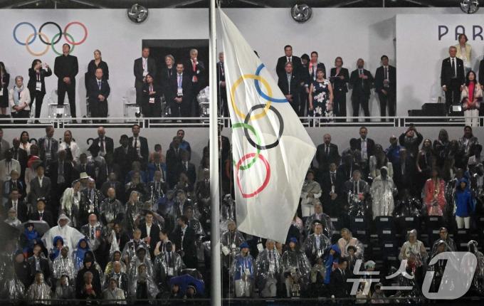 27일(한국시간) 프랑스 파리 트로카데로 광장에서 열린 2024 파리 올림픽 개회식에서 올림픽기가 거꾸로 게양돼 있다. (공동취재) 2024.7.27/뉴스1 ⓒ News1 이동해 기자