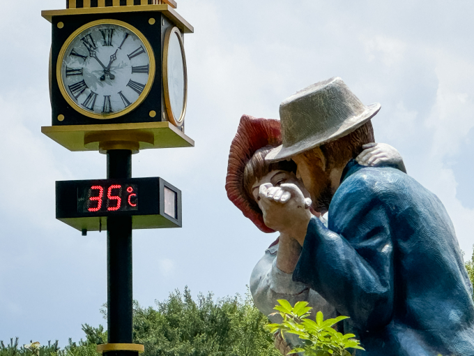 사진은 27일 서울시내 한 공원에 설치된 온도계가 섭씨 35도를 나타내는 모습. /사진=뉴스1