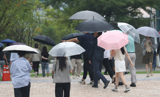 사진은 지난 23일 경기 성남시 분당구의 한 거리에서 시민들이 우산을 쓰고 지나가는 모습. /사진=뉴스1