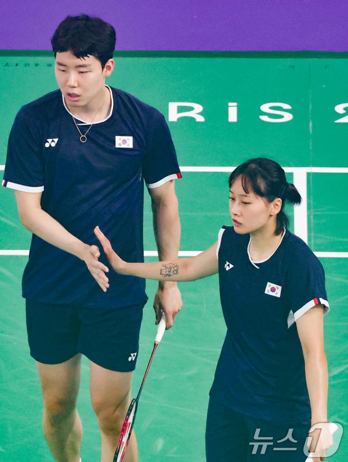 대한민국 배드민턴 대표팀 서승재, 채유정 선수가 27일 오후(한국시간) 프랑스 파리 라 샤펠 아레나에서 열린 2024 파리올림픽 배드민턴 혼합복식 조별예선 알제리와의 경기에서 득점을 획득한 후 기뻐하고 있다. 2024.7.27/뉴스1 ⓒ News1 박정호 기자