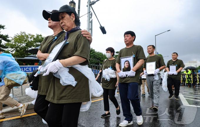 [사진] '고인의 영정을 들고'