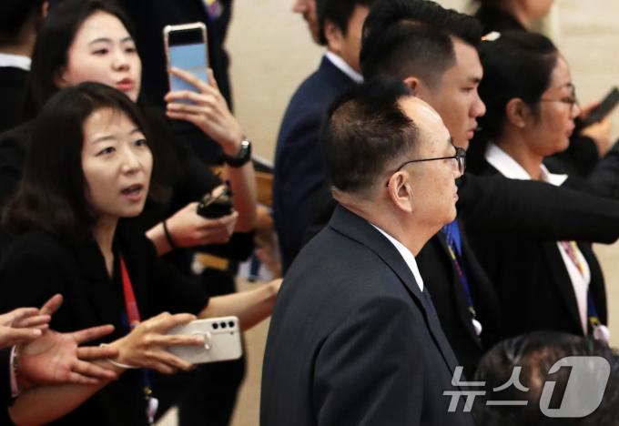 [사진] 北 리영철, 한국 취재진 질문도 '패싱'