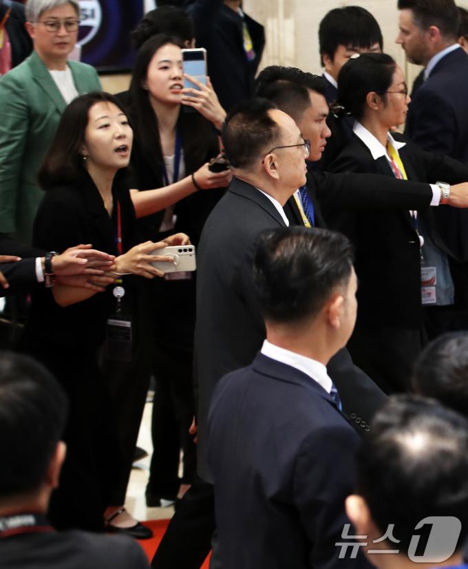 [사진] '묵묵부답' 리영철 北 대사