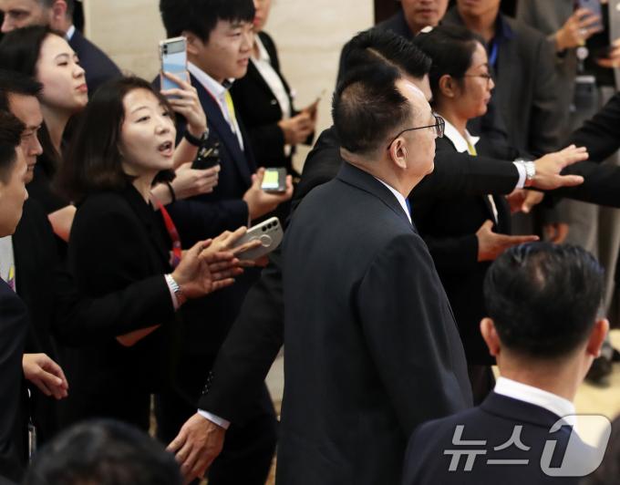 [사진] 北 리영철, 한국 취재진 질문공세도 '패싱'