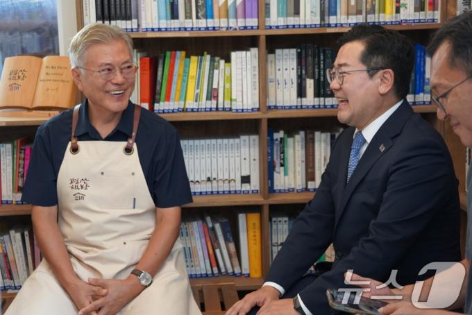 [사진] 文 전 대통령과 환담 나누는 박찬대