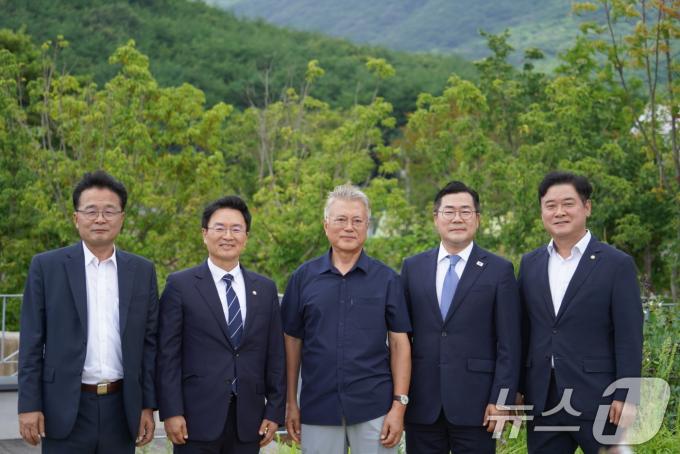 [사진] '文 전 대통령과 함께'