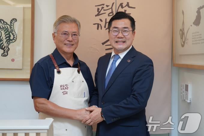 [사진] 文 전 대통령 손 잡은 박찬대