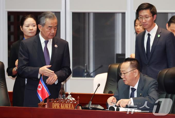 [사진] 北 대사에게 악수 건네는 中 왕이