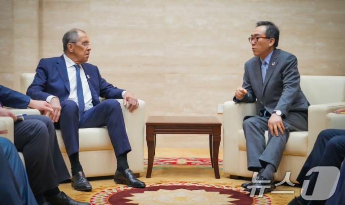 [사진] 조태열 외교장관, 라브로프 러 외무장관과 약식 회동