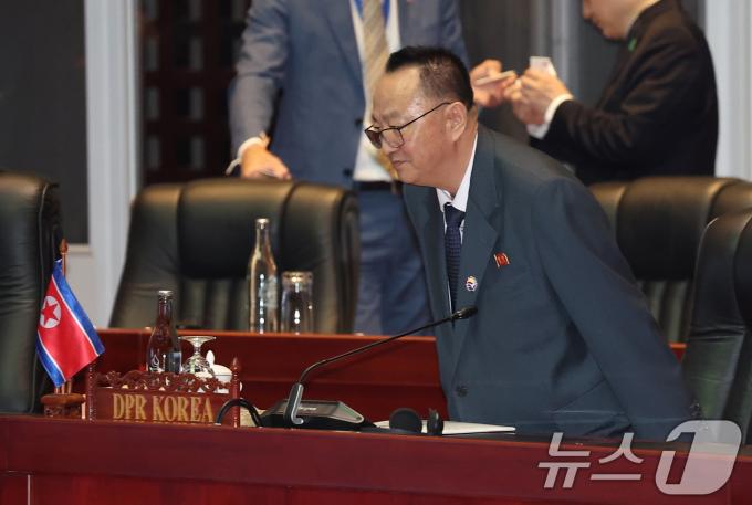 [사진] ARF 참석한 리영철 北대사