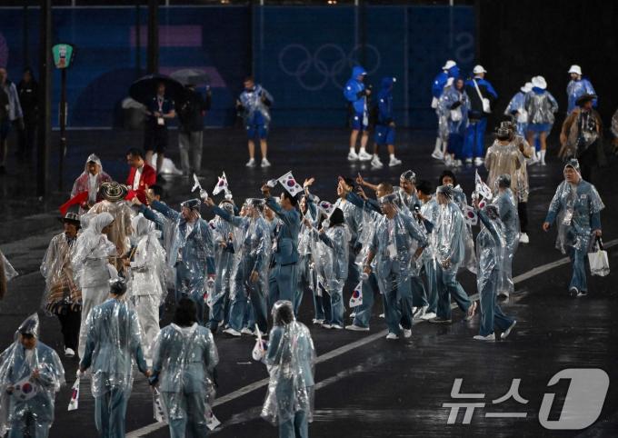 2024 파리올림픽 개회식이 열린 27일(한국시간) 프랑스 파리 센강을 따라 선상행진을 마친 대한민국 선수들이 트로카데로광장에 설치된 개회식장에 들어서고 있다. (공동취재) 2024.7.27/뉴스1 ⓒ News1 이동해 기자