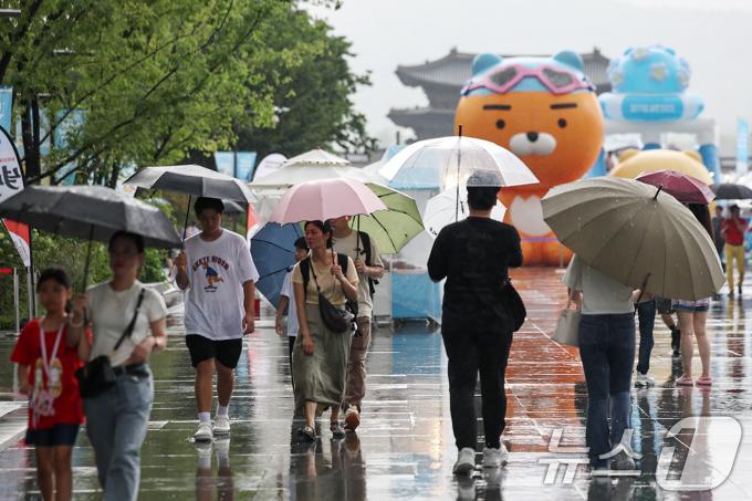 [사진] '비 소식에 우산 들고'