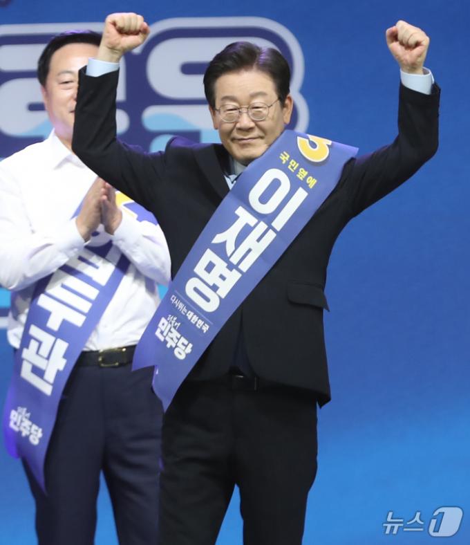 이재명 더불어민주당 당대표 후보가 27일 오전 울산시 남구 문수체육관에서 열린 전국당원대회 울산지역 합동연설회에 참석해 당원들에게 인사하고 있다. 2024.7.27/뉴스1 ⓒ News1 조민주 기자