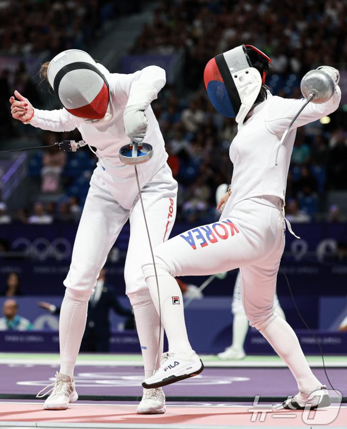 대한민국 펜싱 대표팀 송세라 선수가 27일 오후(한국시간) 프랑스 파리 그랑 팔레에서 열린 '2024 파리올림픽' 여자 에페 개인 32강 경기에서 폴란드의 마티나 스와토프스카 선수와 맞대결을 펼치고 있다. 2024.7.27/뉴스1 ⓒ News1 박정호 기자