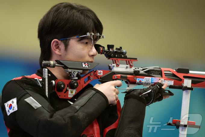 27일 오후(한국시간) 프랑스 샤토루 CNTS 사격장에서 열린 2024 파리 올림픽 사격 혼성 10m 공기소총 금메달 결정전에서 대한민국 박하준이 사격자세를 취하고 있다. 박하준과 금지현은 이날 경기에서 은메달을 획득했다. ⓒ 로이터=뉴스1 ⓒ News1 포토공용 기자