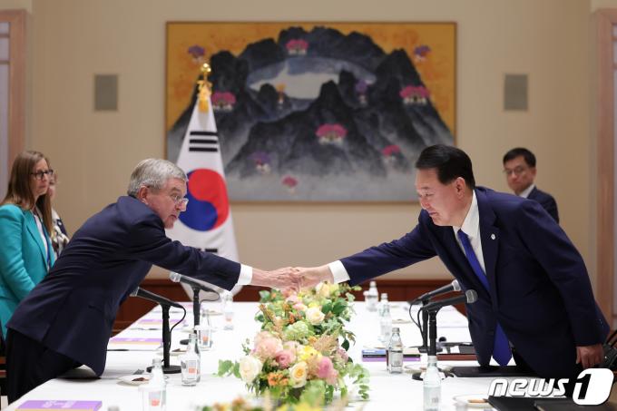 지난해 9월 유엔총회 참석차 미국을 방문한 윤석열 대통령이 뉴욕에서 토마스 바흐 국제올림픽위원회(IOC) 위원장을 만난 당시의 모습. (대통령실 제공)
