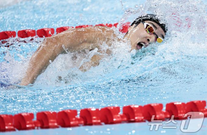 대한민국 수영대표팀 김우민이 27일(한국시간) 프랑스 파리 라데팡스에서 열린 남자 400M 자유형 예선 경기에서 역영하고 있다. 2024.7.27/뉴스1 ⓒ News1 이동해 기자