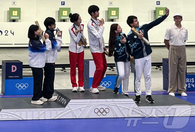 금지현·박하준이 27일(현지시간) 프랑스 샤토루 슈팅 센터에서 열린 2024 파리올림픽 사격 공기소총 10m 혼성 단체 시상식에서 은메달을 목에 걸고 메달리스트들과 기념촬영을 하고 있다. 2024.7.27/뉴스1 ⓒ News1 문대현 기자