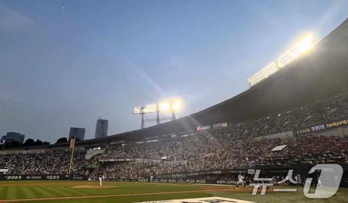 11일 오후 서울 송파구 잠실야구장에서 프로야구 '2024 신한 SOL 뱅크 KBO리그' KIA타이거즈와 LG트윈스의 경기가 펼쳐지고 있다. 이날 잠심구장은 평일임에도 불구하고 전 좌석이 매진됐다. 2024.7.11/뉴스1 ⓒ News1 구윤성 기자